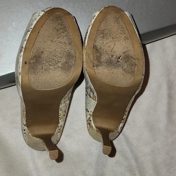 Women's high heels shoes/ STEVE MADDEN/ Color White with Gold / size 6 - Picture 6 of 7